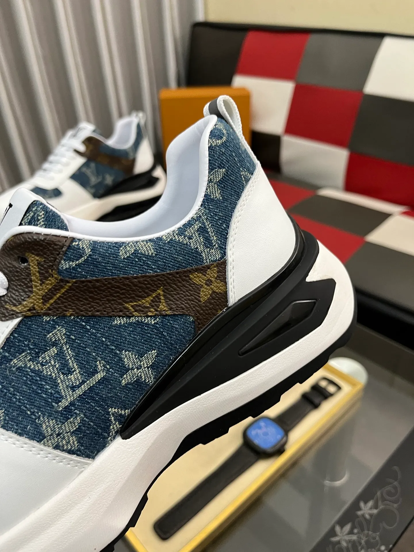 Men's shoes 💰458⌚️⌚️《Louis vuitton/LV Louis Vuitton》original quality.~ Unique modern style sneakers. 🏃A must-have casual shoe for trendy men😍😍 Original brand imported from Italy, imported original leather, cowhide lining (refuses to discolor and grind feet) sole: original sole provided by the original factory, French lazy style design ⚠️Fit to the feet, original quality, super comfortable original sole. Code number: 38-442️⃣Colors available